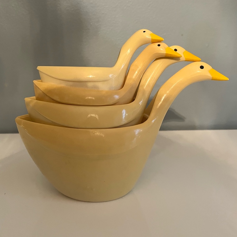 Vintage nesting goose melamine yellow measuring cups